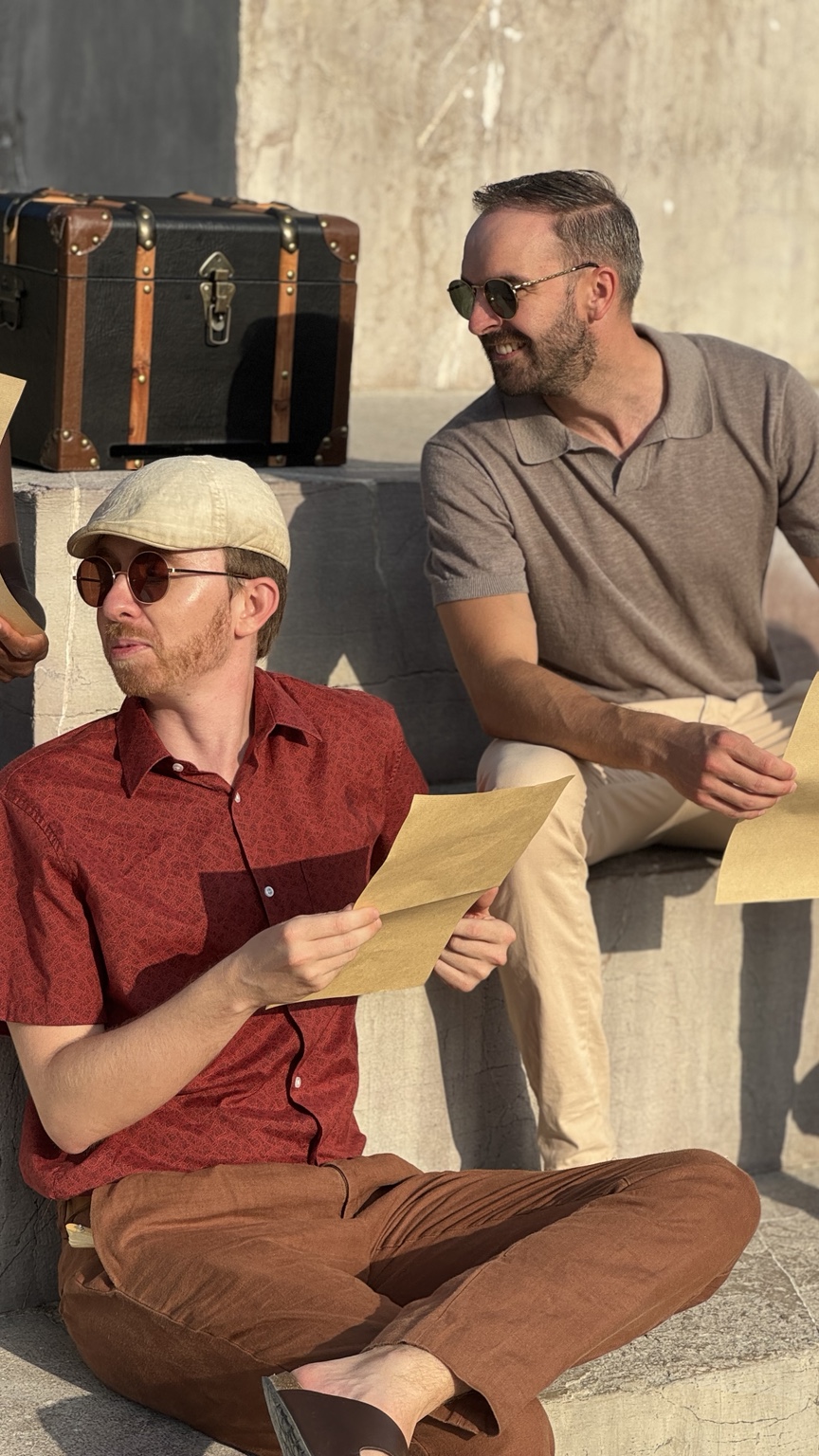 Deux personnes découvrent leurs journaux à côté de la malle Timeless