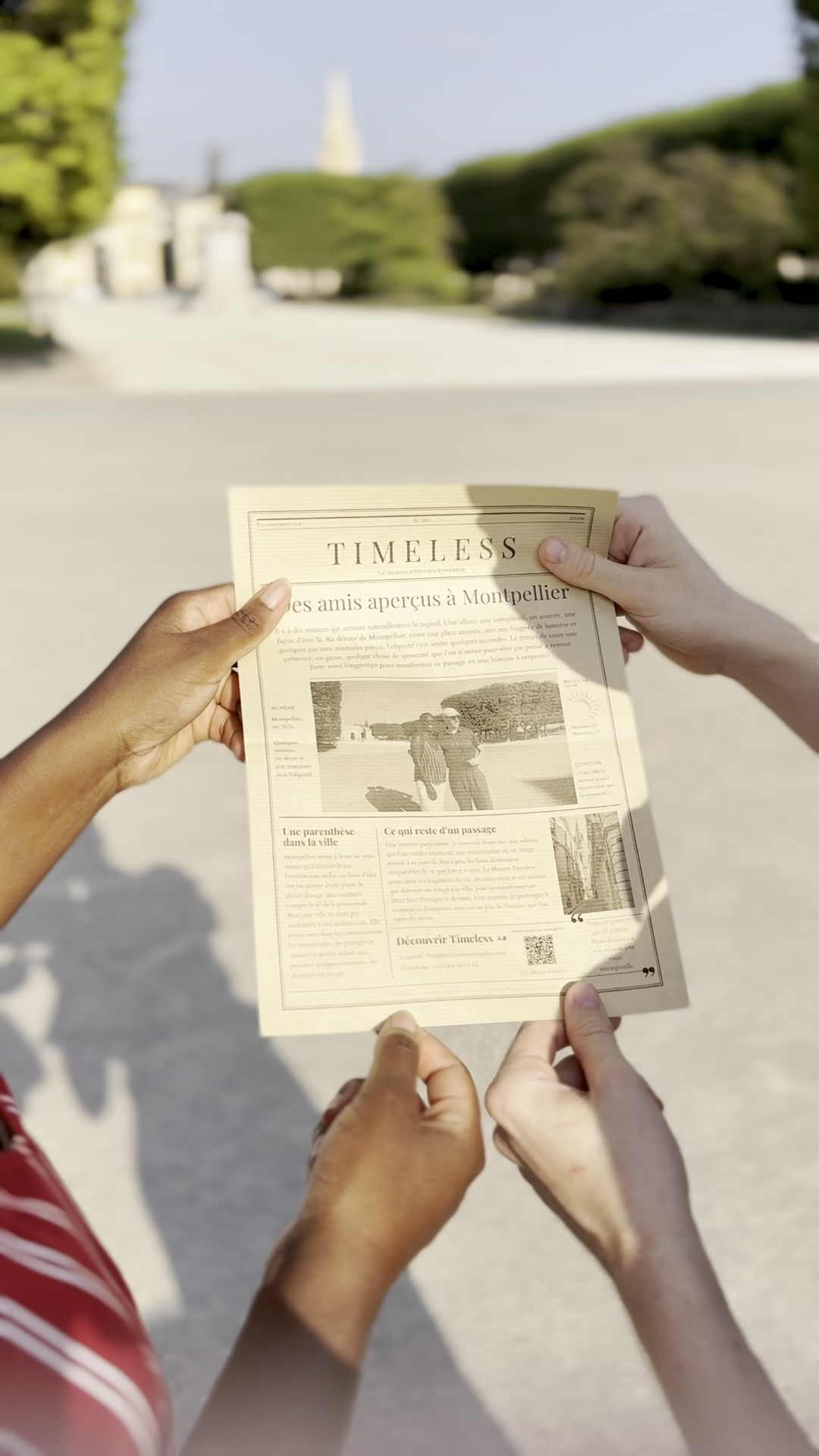 Invités découvrant la Une de leur journal Timeless