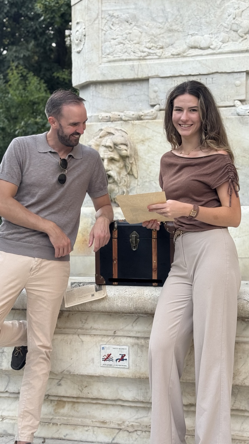 La malle signature Timeless ouverte avec ses journaux présentés à proximité